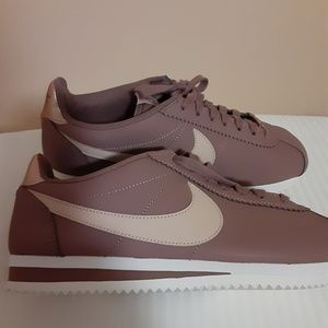 New Nike size 8/1/2